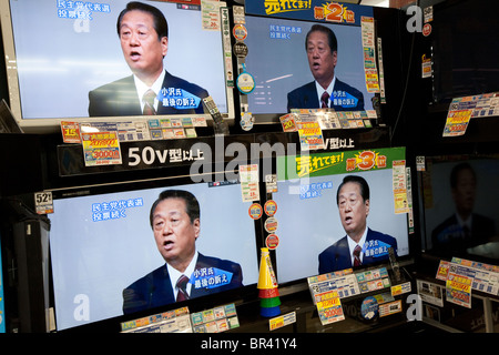 Käufer sehen Politiker der Demokratischen Partei Japans Ichiro Ozawa im Fernsehen in einem Elektronikfachgeschäft kaufen. Tokio, Japan. Stockfoto