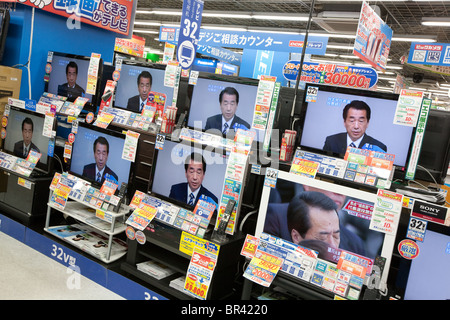 Käufer sehen Politiker der Demokratischen Partei Japans Naoto Kan im Fernsehen in einem Elektronikfachgeschäft kaufen. Tokio, Japan. Stockfoto