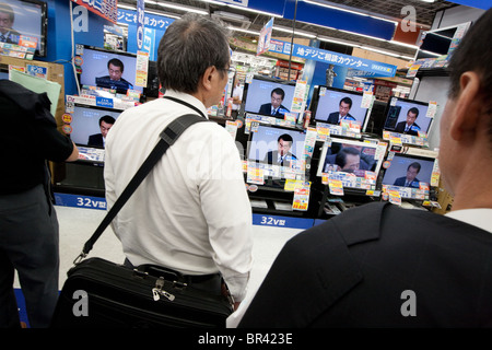 Käufer sehen Politiker der Demokratischen Partei Japans Naoto Kan im Fernsehen in einem Elektronikfachgeschäft kaufen. Tokio, Japan. Stockfoto