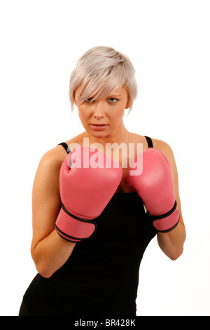 junge Frau mit Silber graues Haar tragen rosa Boxhandschuhe als Teil einer Kampagne, halten Sie sich fit Stockfoto