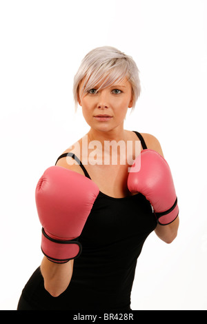 junge Frau mit Silber graues Haar tragen rosa Boxhandschuhe als Teil einer Kampagne, halten Sie sich fit Stockfoto