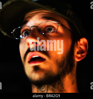 Porträt eines jungen Mannes mit einem überraschten Blick auf seinem Gesicht. Stockfoto