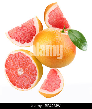 Fallende Grapefruit und Pampelmuse Scheiben. Isoliert auf einem weißen. Stockfoto