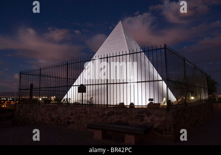 George W. P. Hunt Grab Papago Park, Phoenix, Arizona, USA - Nachtansicht. Stockfoto