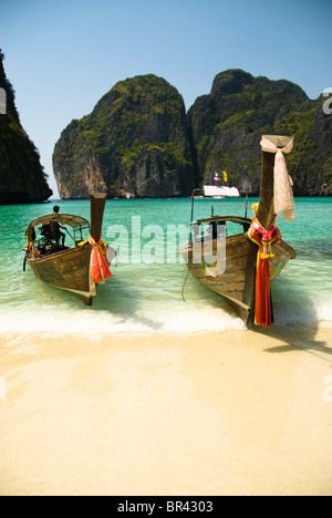 Longtail-Boote am Strand, Ko Phi Phi, Thailand Stockfoto