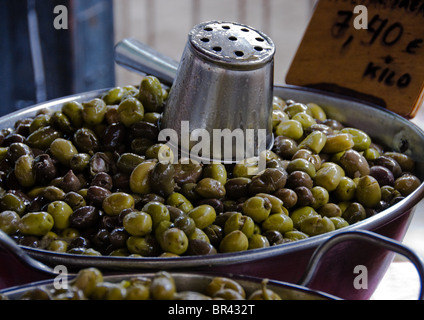 Marktstand mit Oliven in Port de Pollenca, Mallorca Stockfoto