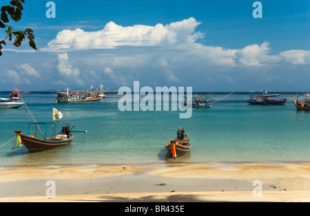 Longtail-Boote am Strand, Ko Phangan, Thailand Stockfoto