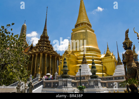 Phra Sri Rattana Chedi in Kings Palace Wat Phra Kaeo, Bangkok, Thailand Stockfoto