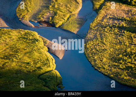 Ein Fliegenfischer spielt einen Fisch im Fluss geflochtene Lamar in das Lamar Valley im Yellowstone-Nationalpark, Wyoming (Luftbild). Stockfoto