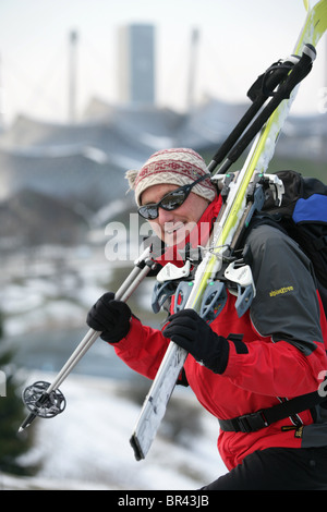 Skifahrer vor Olympiapark, München Stockfoto