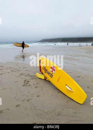 Ein rnli Surfboard auf Sennen Strand in Cornwall. Stockfoto