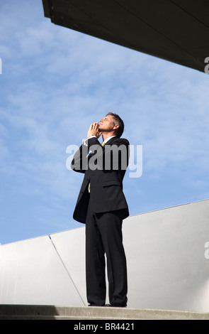 Geschäftsmann Hände gefaltet im freien Stockfoto