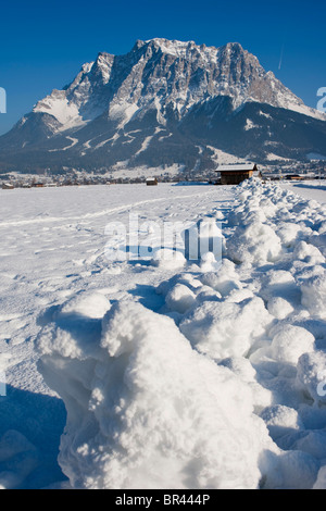 Blick von Lermoos in Richtung Zugspitze Berg und die kleine Stadt von Ehrwald, Tirol, Österreich, Europa Stockfoto