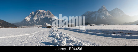 Blick von Lermoos in Richtung Zugspitze und Sonnenspitze Berge und die kleine Stadt von Ehrwald, Tirol, Österreich, Europa Stockfoto