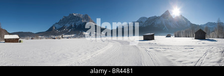 Blick von Lermoos in Richtung Zugspitze und Sonnenspitze Berge und die kleine Stadt von Ehrwald, Tirol, Österreich, Europa Stockfoto