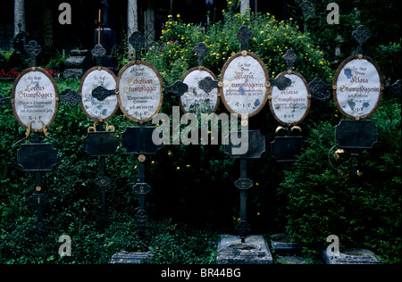 Eine Reihe von dekorierten Familie Grabsteine aus der Mitte bis Ende des 18. Jahrhunderts in einem österreichischen Friedhof aufgereiht. Stockfoto