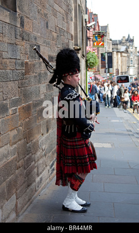 Lone Piper spielt Dudelsack, Castlehill, Royal Mile, Edinburgh, Schottland, UK, Europa Stockfoto