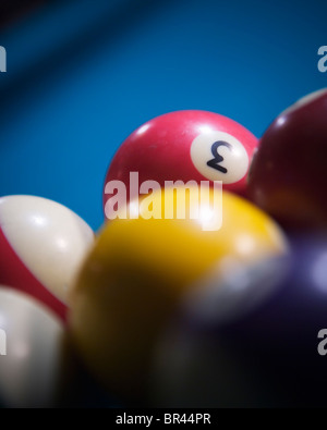 Nahaufnahme von farbigen Billardkugeln. Stockfoto