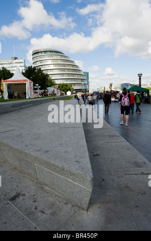 Menschen zu Fuß entlang Königinnen Fuß auf der Southbank in London.  Foto von Gordon Scammell Stockfoto