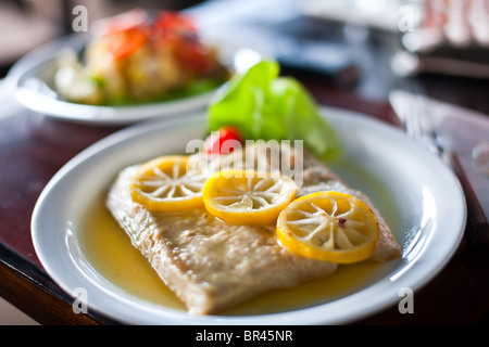 Nahaufnahme von leckeres Steak in Zitronensauce Stockfoto