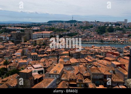 Zeigen Sie mit roten Ziegeldächern, Porto, Portugal, Europa an Stockfoto