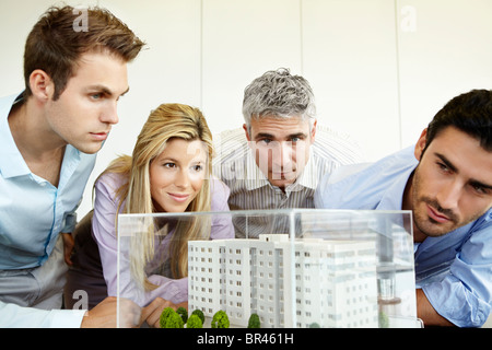 4 Personen, Blick auf architektonische Gestaltung Stockfoto