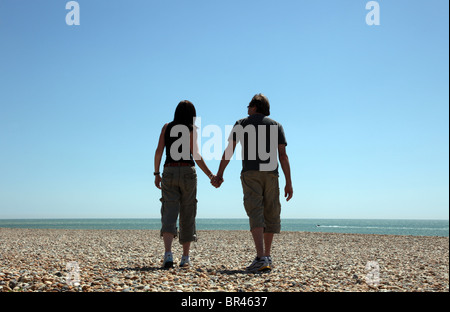 Paar am Strand aufwachen Weg von Kamera Stockfoto