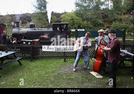 Die Himmlische Thrillbillies durchführen am Andrews House Station auf der Tanfield Railway, North East England, Großbritannien Stockfoto