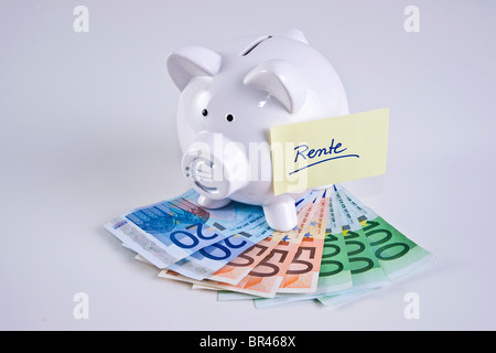 Sparschwein auf Banknoten, "Rente" Rente auf ein Stück Papier geschrieben Stockfoto