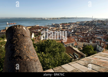 Kanone auf das Castelo de Sao Jorge Suche Punkt, Burg von St. George, Lissabon, Portugal, Europa Stockfoto