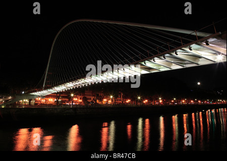 Nacht-Bild der Zubizuri Brücke über den Fluss Nervion in Bilbao, Spanien. Stockfoto