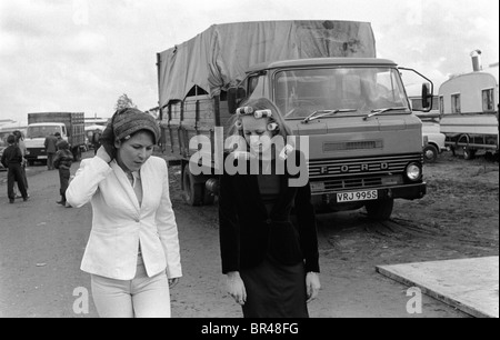 Teenagerinnen tragen Haarrollen draußen und machen sich bereit für einen Abend in Großbritannien der 1980er. Appleby in Westmorland Lake District England 1981 HOMER SYKES Stockfoto