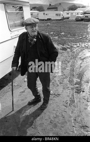 Älterer Zigeuner mit traditionell gebundenem Halstuch und goldener Kugeluhrkette. Appleby in Westmorland Gypsy Horse Fair Cumbria, England um den 1981 1980. Juni Stockfoto