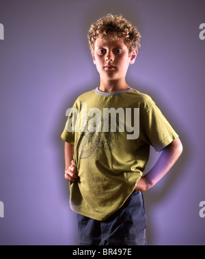 Lockigen Haaren junge im grünen t-Shirt Stockfoto