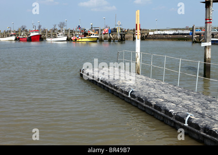 Modulare Kunststoff festgemachten Ponton-Plattform in den Hafen schweben Stockfoto