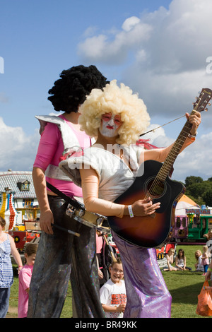 Männer auf Stelzen gekleidet wie Rocker Stockfoto