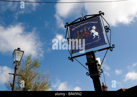 Royal Standard von England Pub Schild vor einem tiefblauen Himmel in vierzig grün Beaconsfield Bucks Buckinghamshire Stockfoto