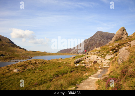 Pfad um Llyn Idwal im Cwm Idwal National Nature Reserve in Snowdonia-Nationalpark. Ogwen, Gwynedd, North Wales, UK, Großbritannien Stockfoto