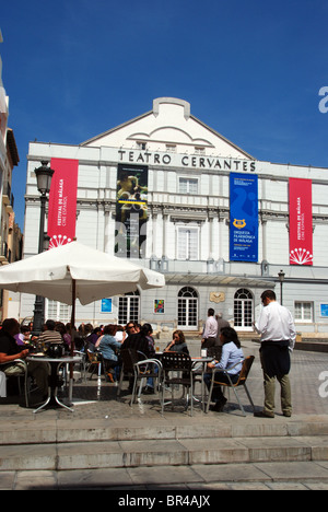 Cervantes Theater (Teatro) mit Straßencafé im Vordergrund, Malaga, Costa Del Sol, Provinz Malaga, Andalusien, Spanien. Stockfoto