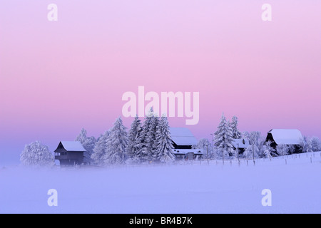 Winterstimmung im Morgengrauen mit einem alten Spycher oder Scheune, in den Vordergrund, Lindenberg, Aargau, Schweiz, Europa Stockfoto