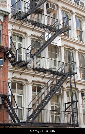 externen Notausgänge Treppen auf Mehrfamilienhäuser in New York Stockfoto