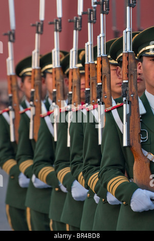 PLA-Soldaten marschieren in Tian An Men Square, Beijing, China Stockfoto