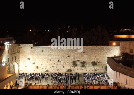 Der Tempelberg in Jerusalem, einschließlich die Klagemauer und die goldene Kuppel des Felsens in der Nacht Stockfoto