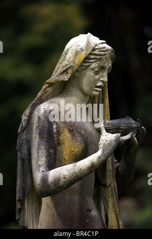 Statue von Beifuss mit einer Tasse des Giftes auf dem Gelände des Torosay Castle auf der Isle of Mull Stockfoto