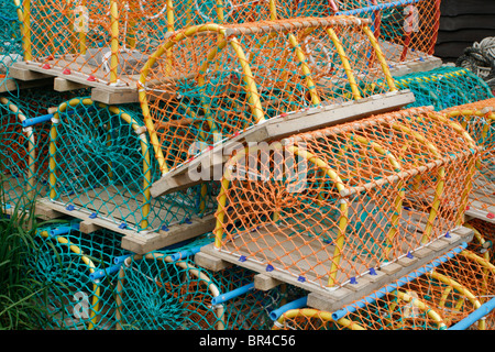 Farbenfrohe Lobster Töpfe trocknen in der Sonne. Stockfoto