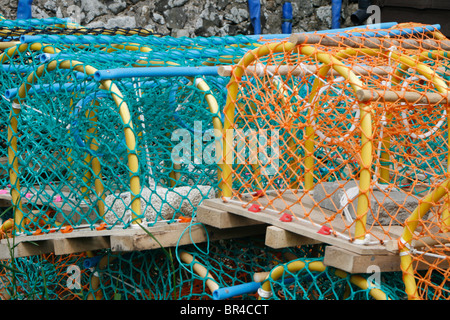 Farbenfrohe Lobster Töpfe trocknen in der Sonne. Stockfoto