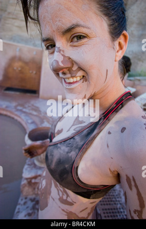 Jenny Bear bedeckt im Schlamm an Ojo Caliente Mineral Springs, New Mexico. Stockfoto