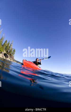 Kajakfahren in der Nähe von DL Bliss State Park am Lake Tahoe, Kalifornien. Stockfoto