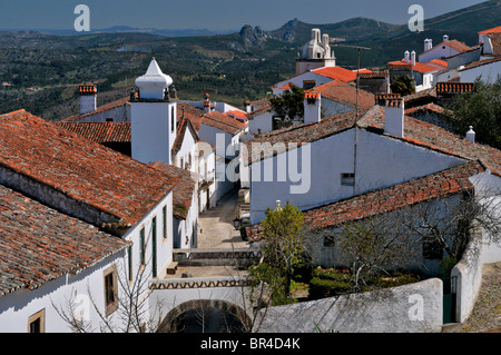 Portugal, Alentejo: Blick auf das historische Dorf Marvao und die Serra de Sao Mamede im Hintergrund Stockfoto