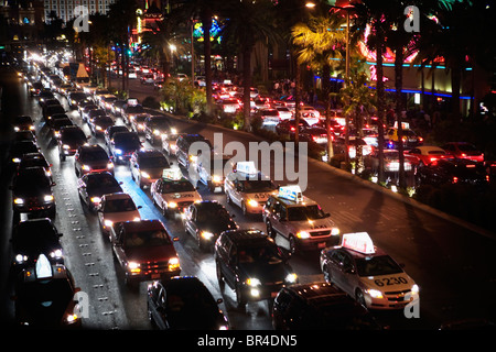 Die Innenstadt von Verkehr nachts entlang The Strip, Las Vegas Boulevard, Las Vegas, Nevada Stockfoto